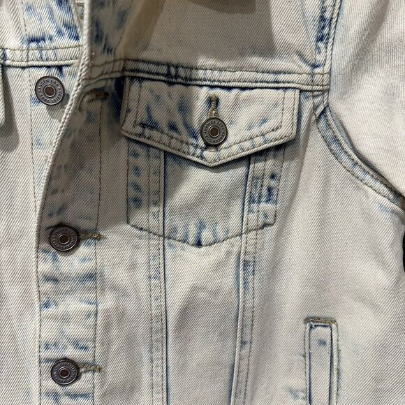 NWT’s Kancan Women’s Blue Acid Wash Denim Jean Jacket size Medium - Picture 2 of 6